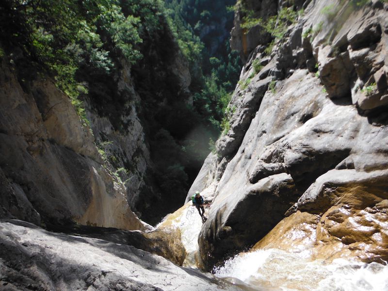 Guías Roca y Agua curso barranquismo iniciación Sierra de Guara y Benasque Pirineos con guia Canyoning
